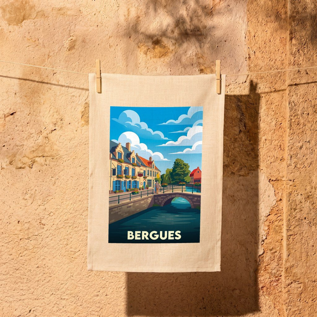 Torchon souvenir de la ville de Bergues avec une illustration stylisée de son canal et de ses maisons colorées.