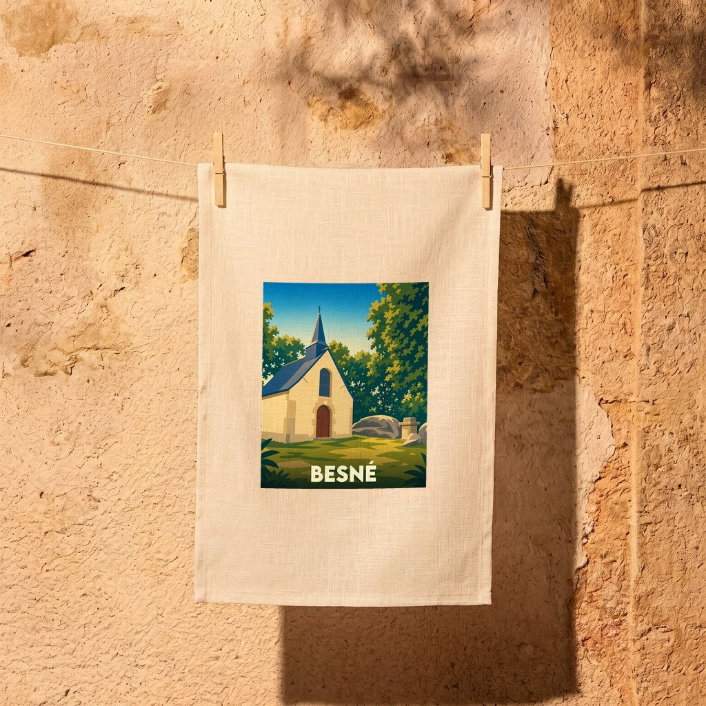 Torchon souvenir de la ville de Besné avec une illustration stylisée de sa chapelle au milieu de la verdure.