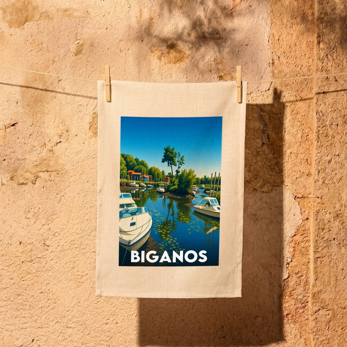 Torchon souvenir de la ville de Biganos avec une illustration stylisée de son port de plaisance.