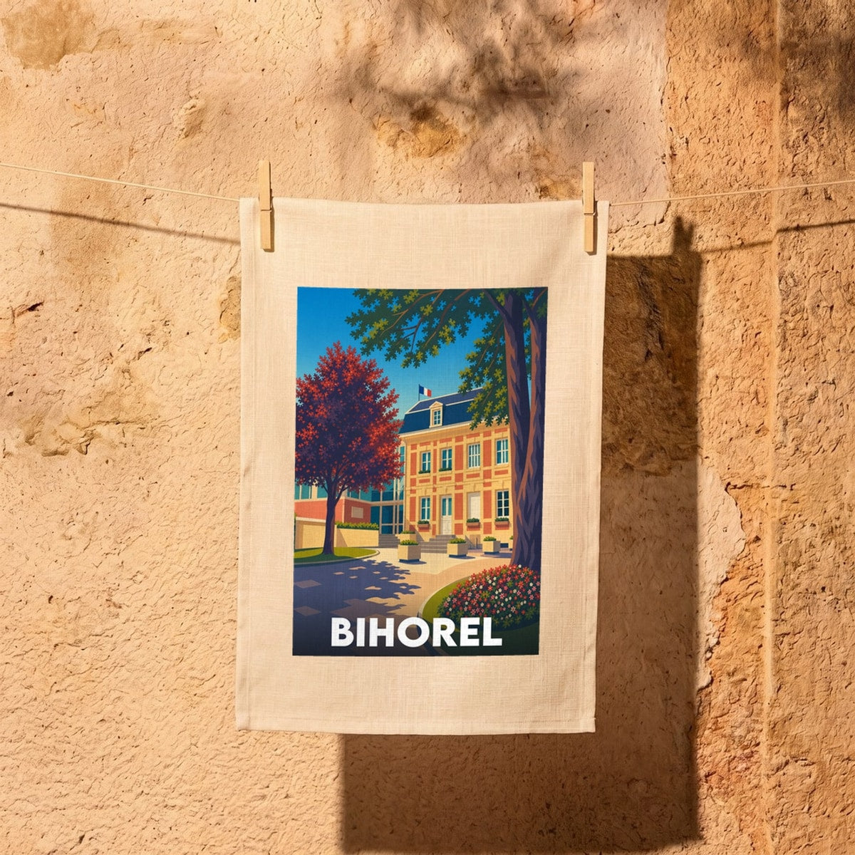 Torchon souvenir de la ville de Bihorel avec une illustration stylisée de son architecture et d'arbres colorés.