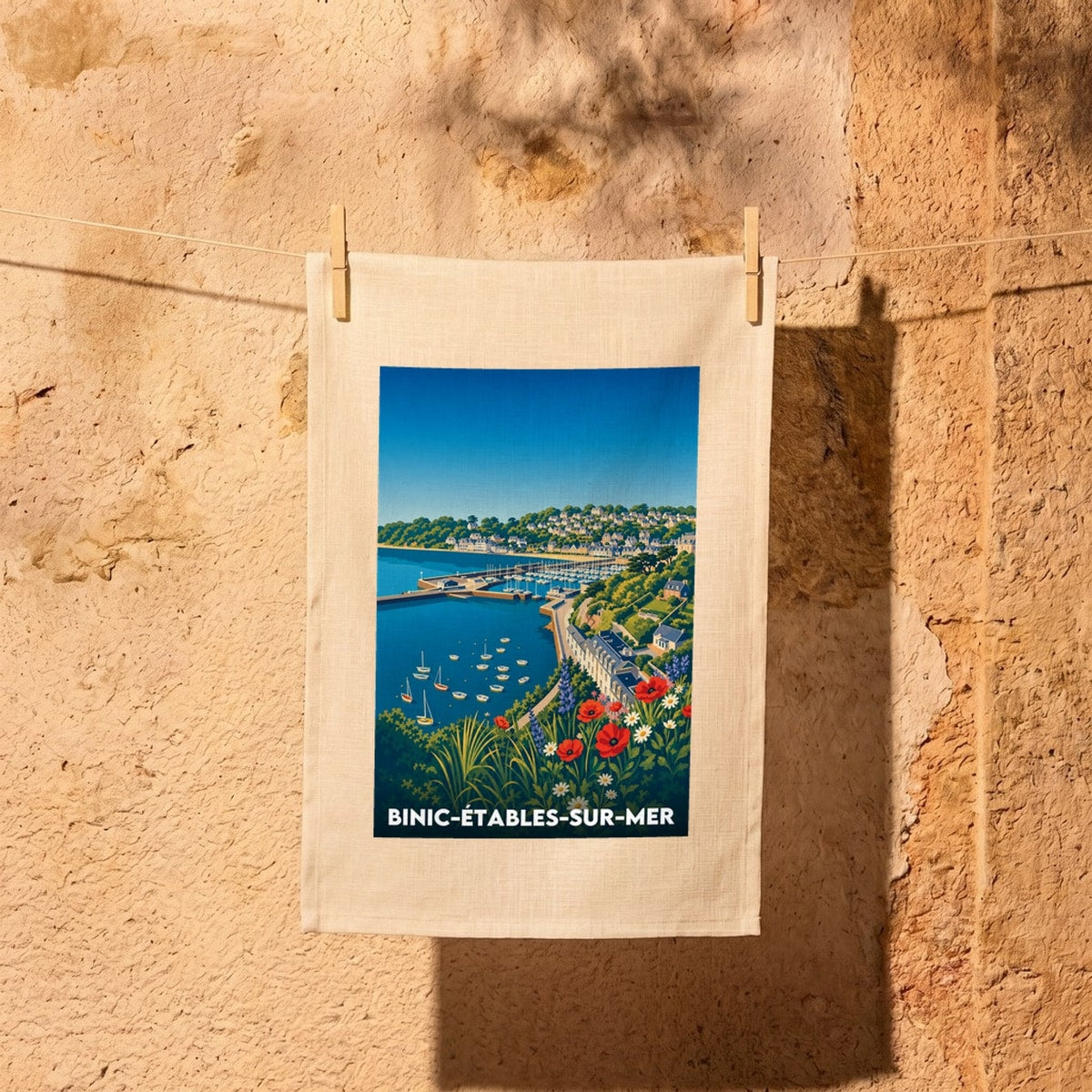 Torchon souvenir de la ville de Binic-Étables-sur-Mer orné d'une illustration stylisée de son port côtier.