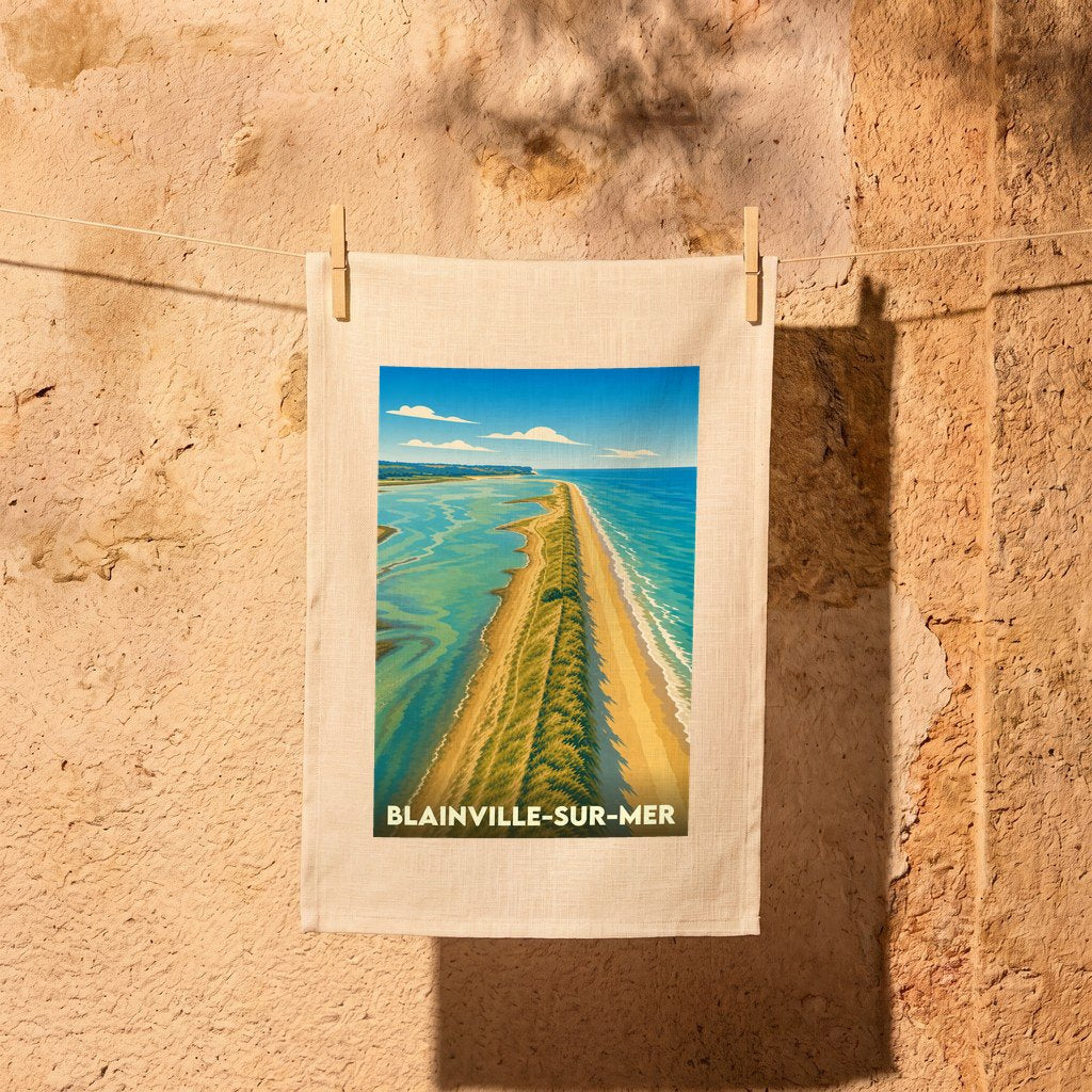 Torchon souvenir de la ville de Blainville-sur-Mer avec une illustration stylisée du littoral vue du ciel.