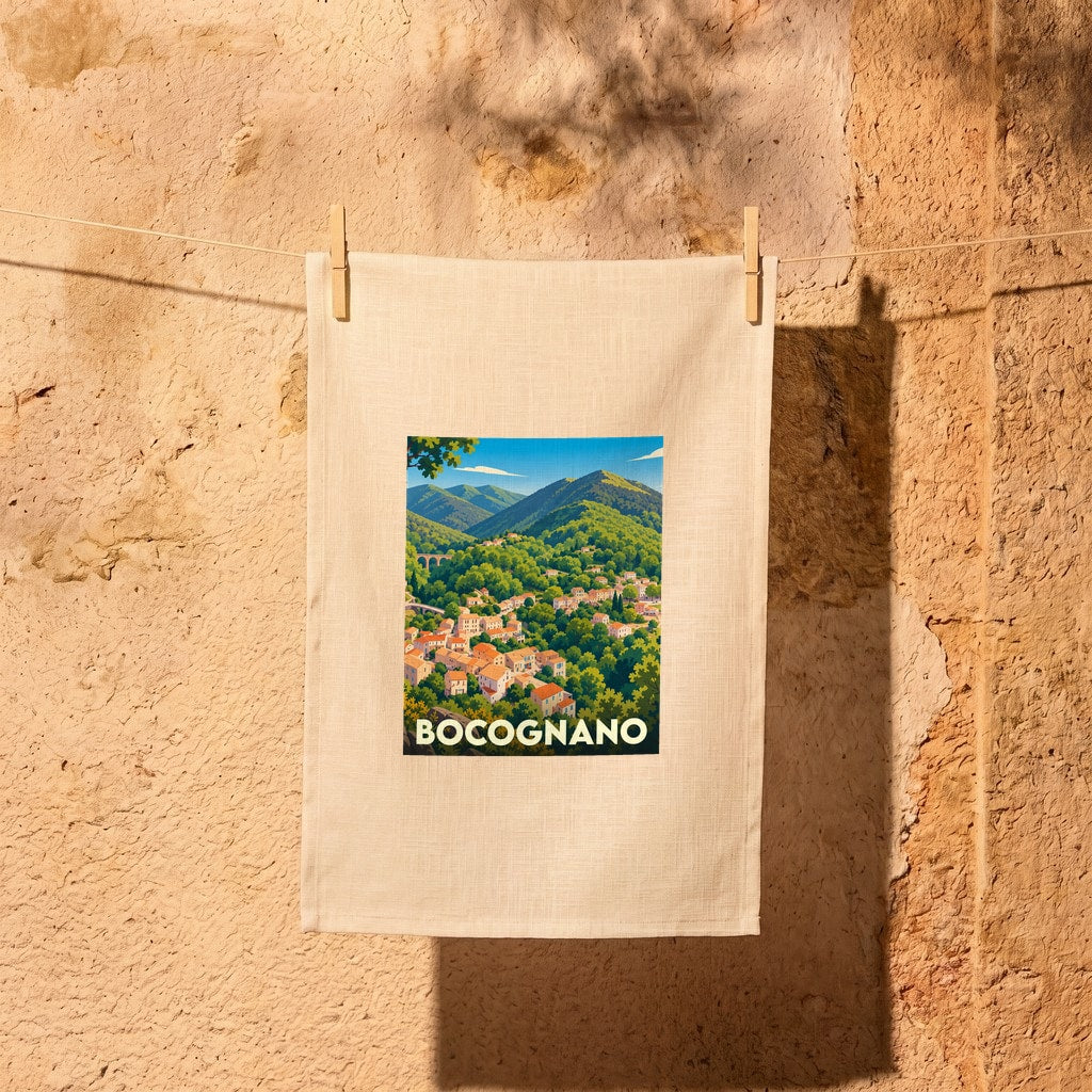 Torchon de cuisine souvenir de Bocognano illustré d'un paysage montagneux coloré.