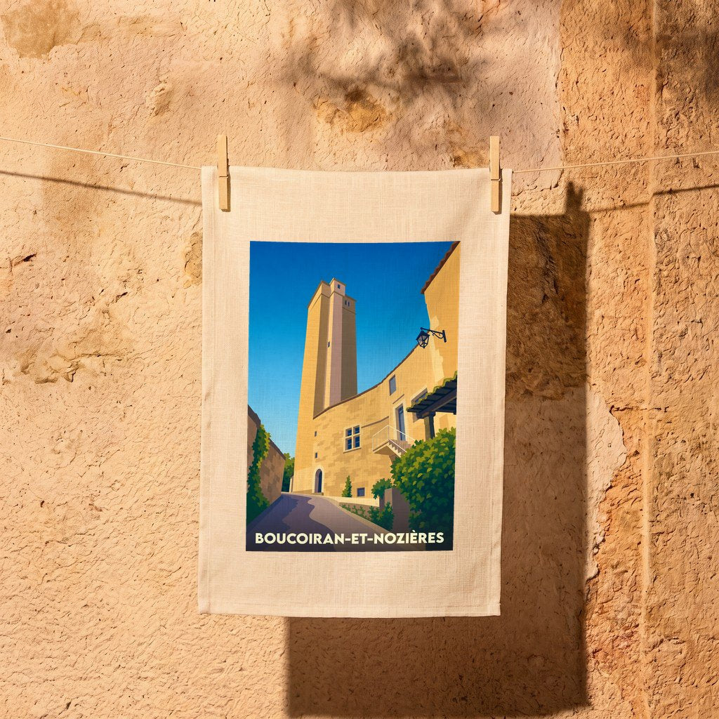 Torchon souvenir de la ville de Boucoiran-et-Nozières avec une illustration stylisée de sa tour médiévale.