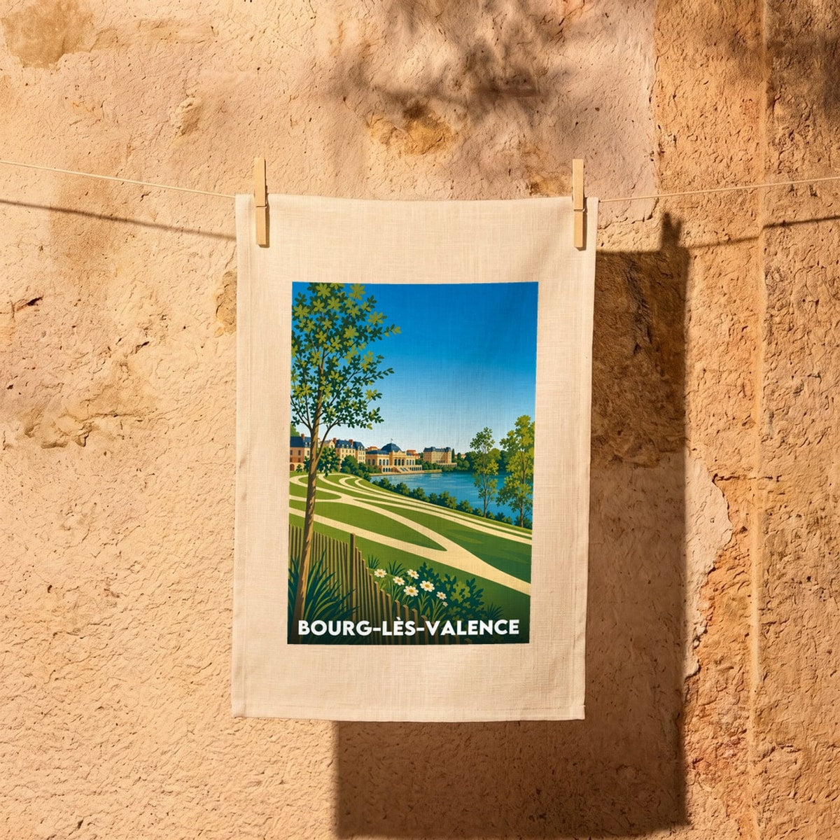 Torchon souvenir de la ville de Bourg-lès-Valence avec une illustration paysagère stylisée.