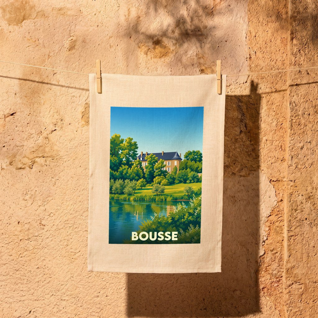Torchon souvenir de la ville de Bousse avec une illustration stylisée d'un château au bord de l'eau.