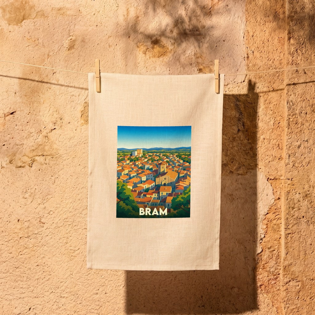 Torchon souvenir de la ville de Bram avec une illustration stylisée de ses toits orangés.
