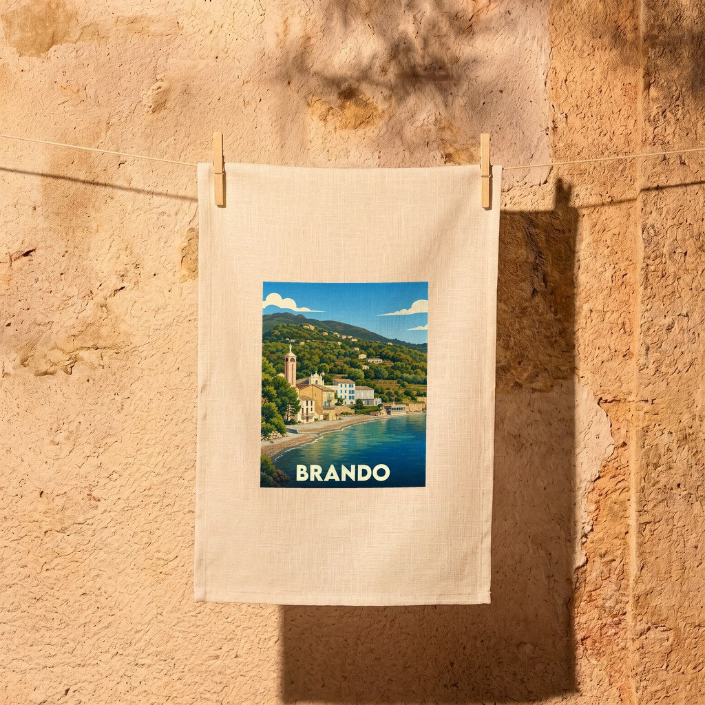 Torchon souvenir de la ville de Brando orné d'une illustration stylisée de son littoral et de son village à flanc de montagne.
