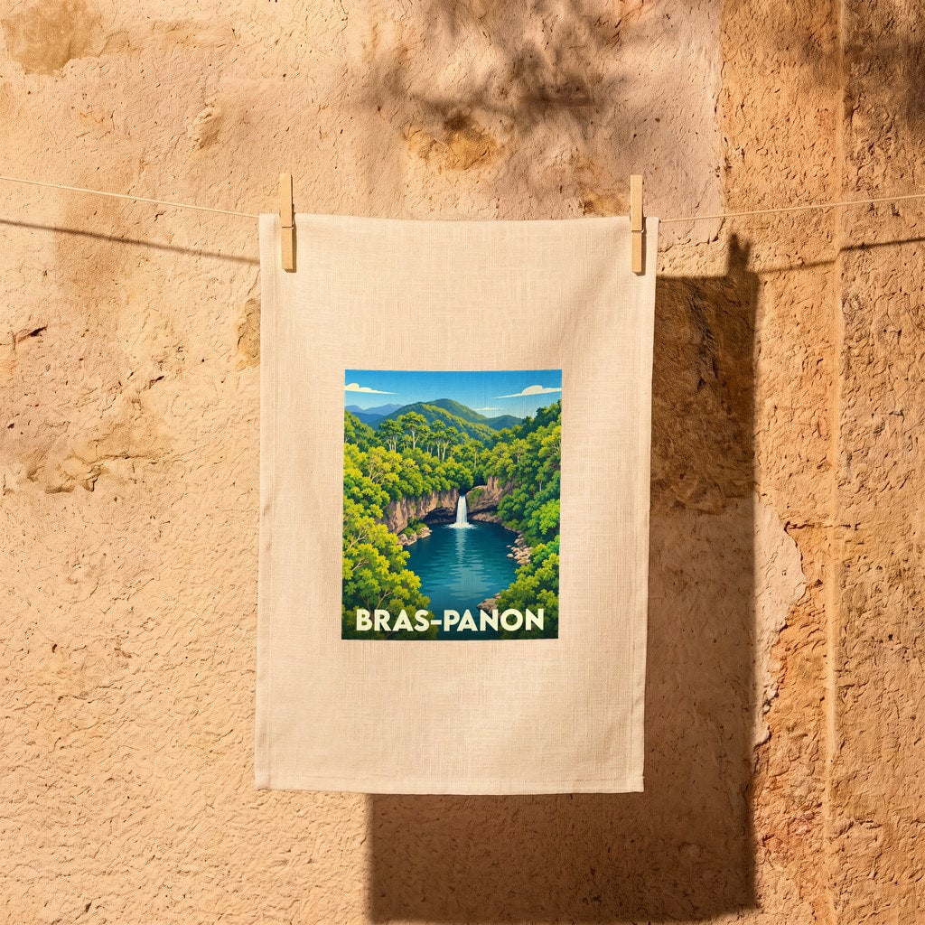 Torchon souvenir de la ville de Bras-Panon illustré d'une cascade nichée dans une forêt verdoyante.