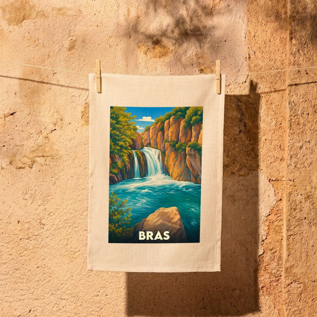 Torchon souvenir de la ville de Bras illustré d'une cascade nichée au cœur d'un paysage rocheux.