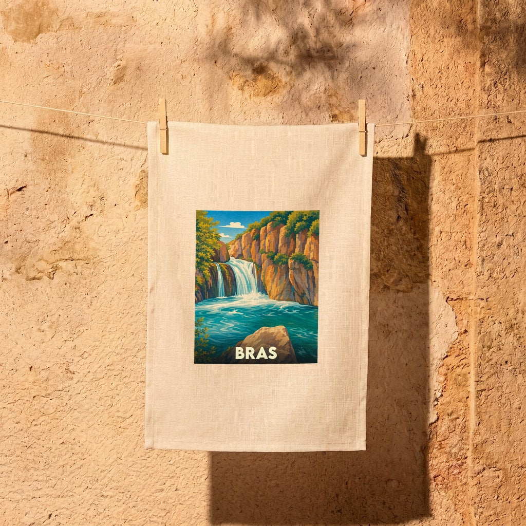 Torchon souvenir de la ville de Bras illustré d'une cascade nichée au cœur d'un paysage rocheux.
