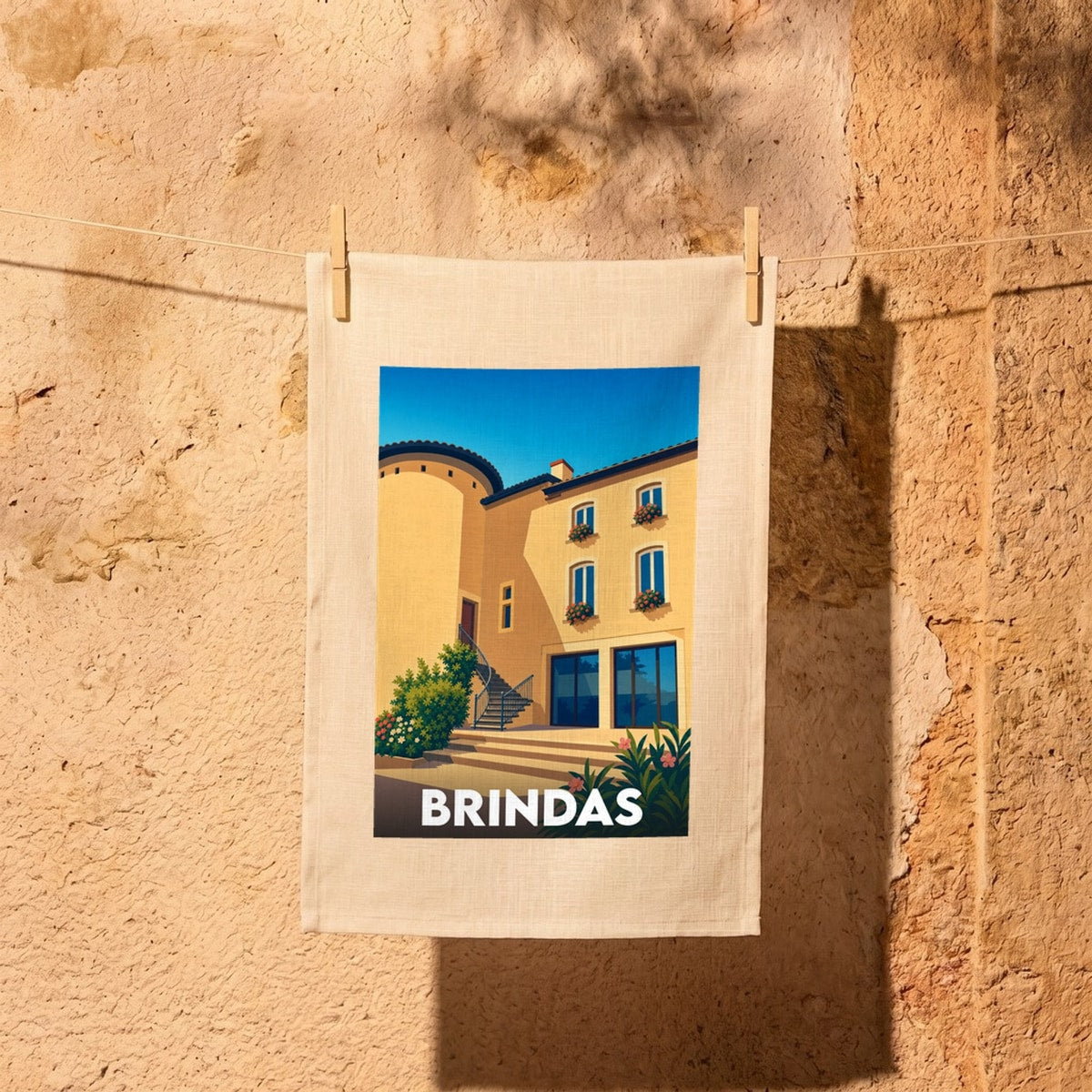 Torchon souvenir de la ville de Brindas avec une illustration stylisée de l'ancien château.