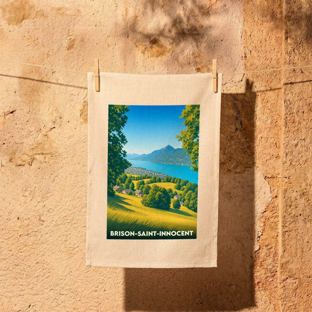 Torchon souvenir de la ville de Brison-Saint-Innocent avec une illustration stylisée de son paysage lacustre.