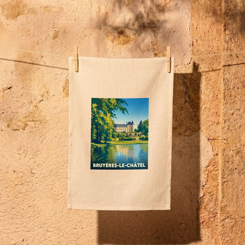Torchon souvenir de la ville de Bruyères-le-Châtel avec une illustration stylisée de son château se reflétant dans l'eau.