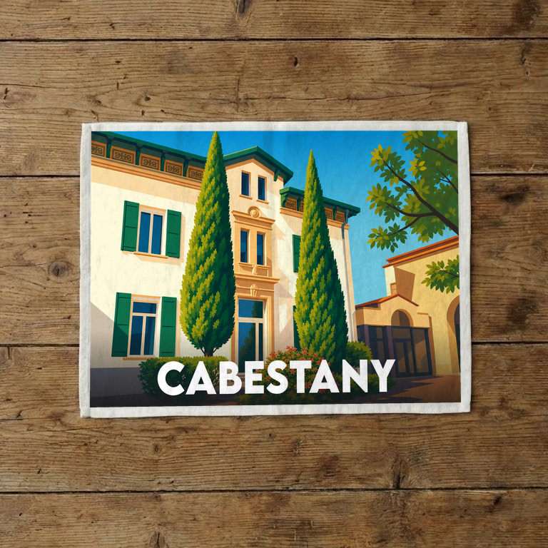 Torchon souvenir de la ville de Cabestany illustré d'une demeure bourgeoise et de cyprès dans un style rétro.