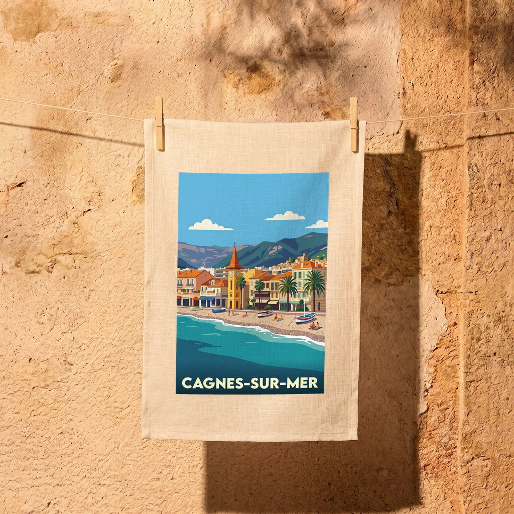 Torchon souvenir de la ville de Cagnes-sur-Mer avec une illustration stylisée de son littoral.