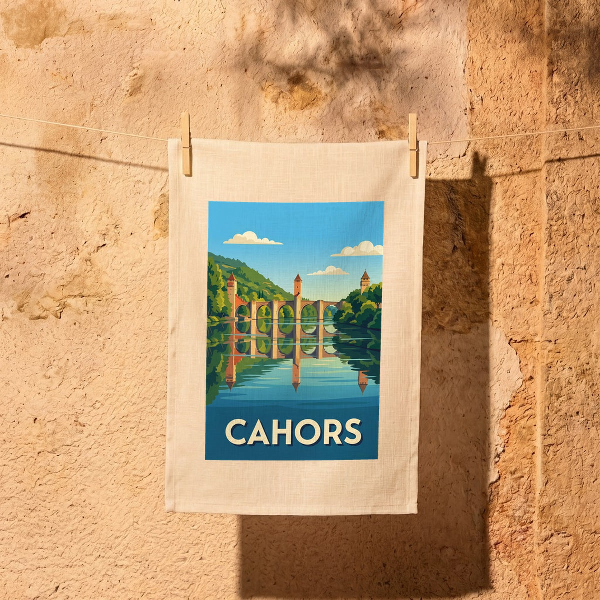 Torchon souvenir de la ville de Cahors avec une illustration stylisée du Pont Valentré.
