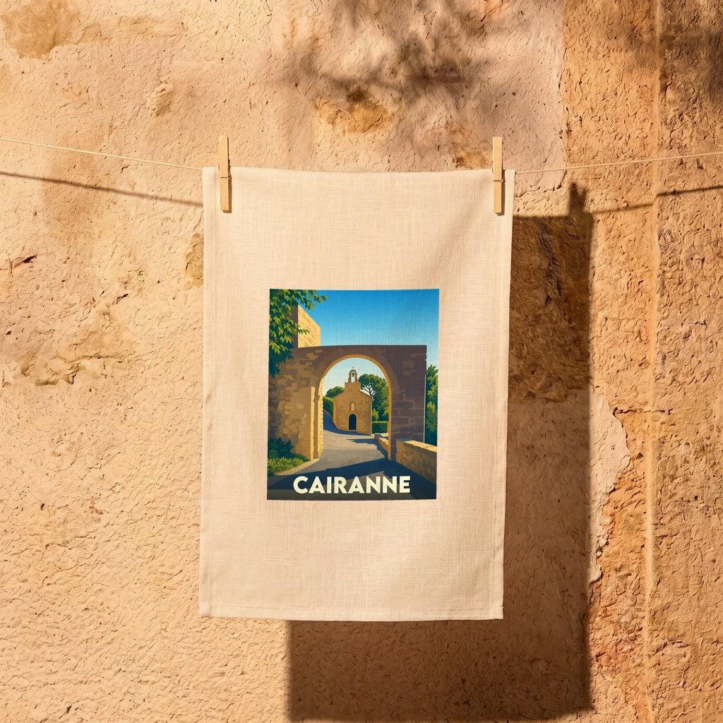Torchon souvenir de la ville de Cairanne avec une illustration stylisée.