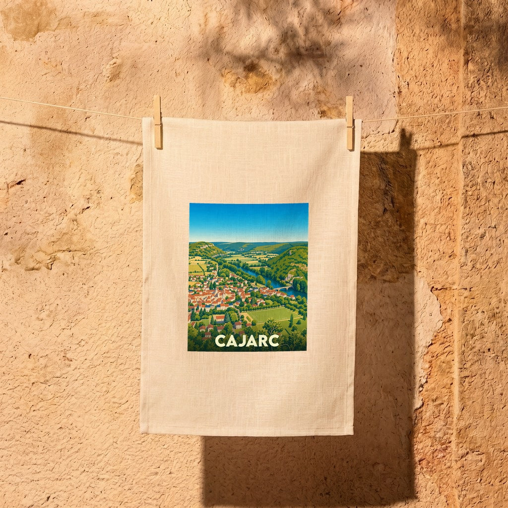 Torchon souvenir de la ville de Cajarc avec une illustration stylisée d'un paysage de vallée.