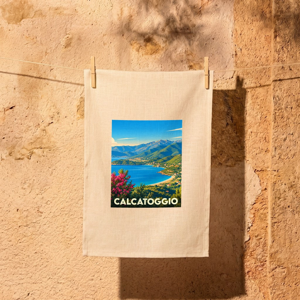 Torchon souvenir de la ville de Calcatoggio avec une illustration stylisée d'un paysage côtier corse.
