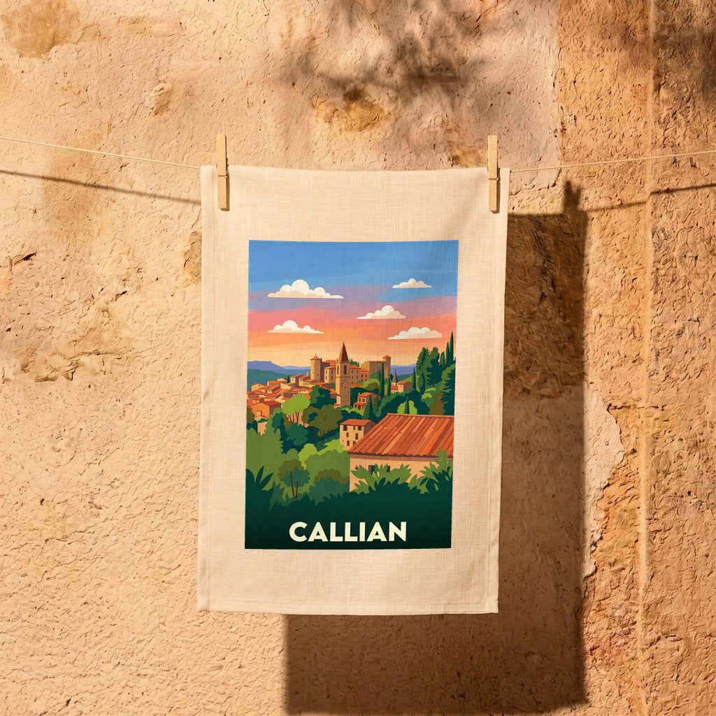 Torchon souvenir de la ville de Callian avec une illustration stylisée du village au coucher du soleil.