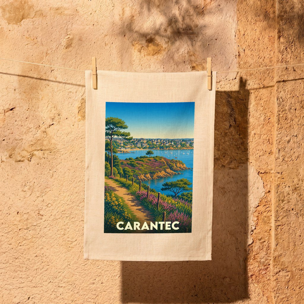 Torchon souvenir de la ville de Carantec avec une illustration stylisée de son littoral.