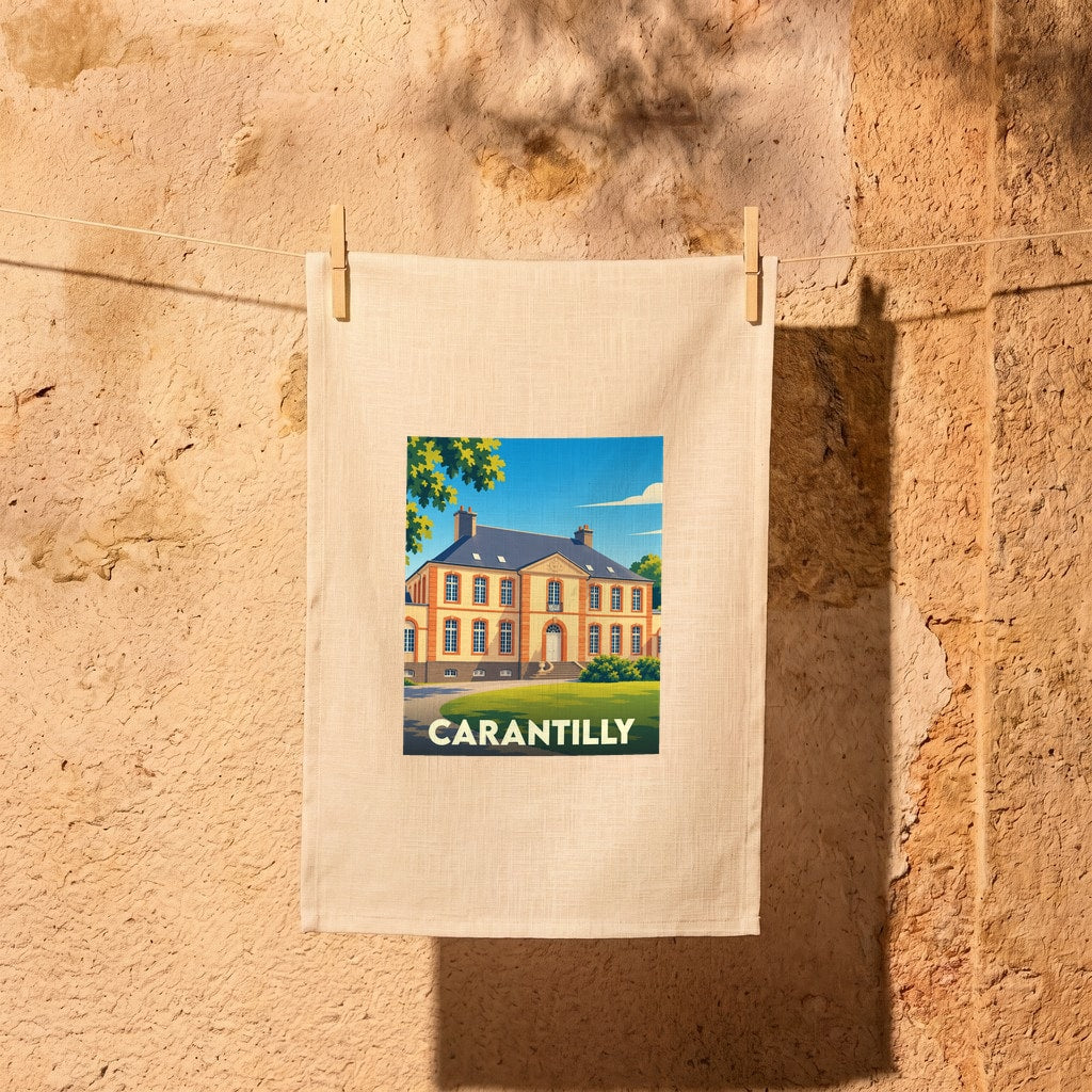 Torchon souvenir de la ville de Carantilly avec une illustration stylisée d'une demeure historique.