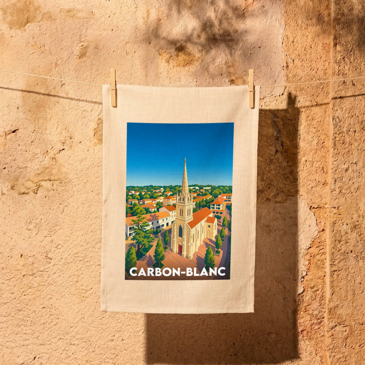 Torchon souvenir de la ville de Carbon-Blanc avec une illustration stylisée de son église et de ses toits.