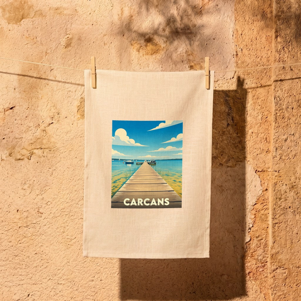 Torchon souvenir de la ville de Carcans avec une illustration stylisée d'un ponton sur le lac.