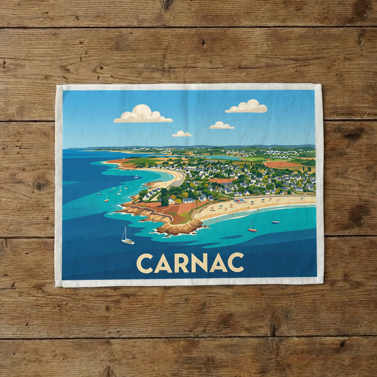Torchon souvenir de la ville de Carnac avec une illustration stylisée de son paysage côtier.