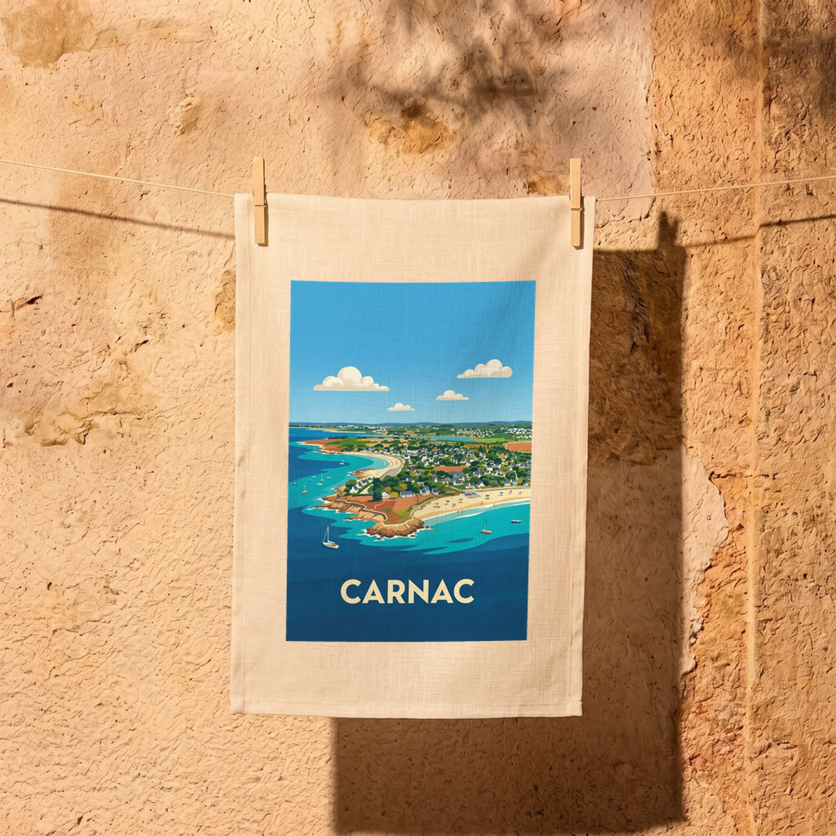 Torchon souvenir de la ville de Carnac avec une illustration stylisée de son paysage côtier.