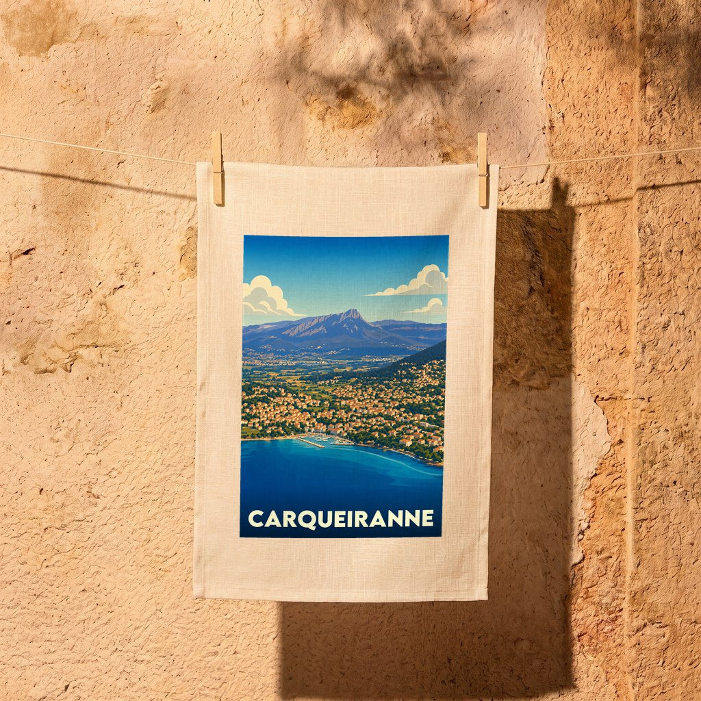 Torchon souvenir de la ville de Carqueiranne avec une illustration stylisée du littoral et de la montagne.