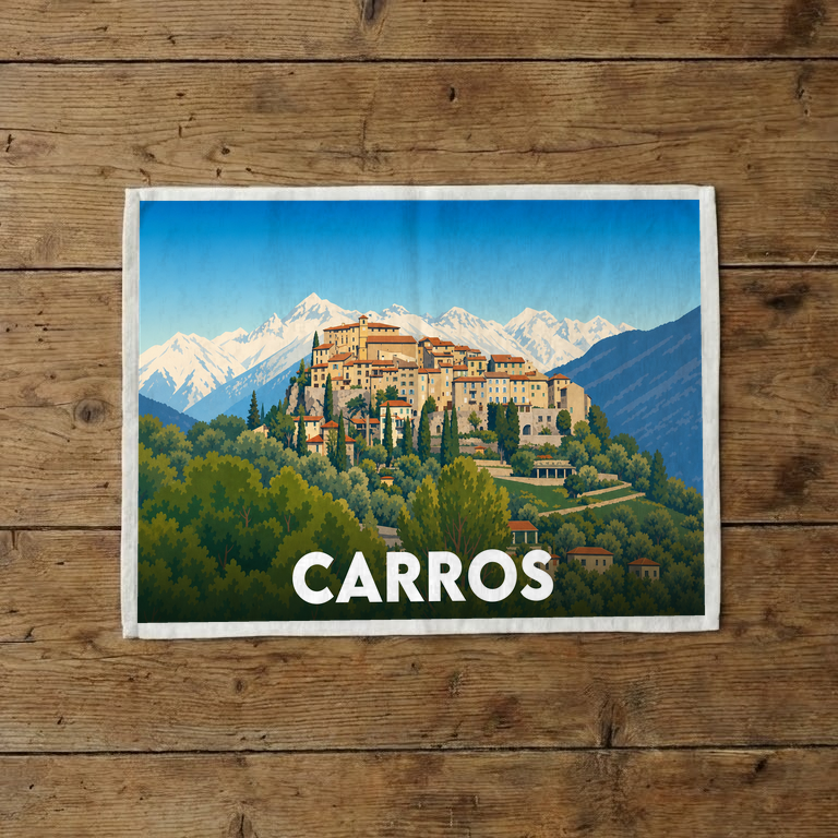 Torchon souvenir de la ville de Carros avec une illustration stylisée de son village et des montagnes enneigées.
