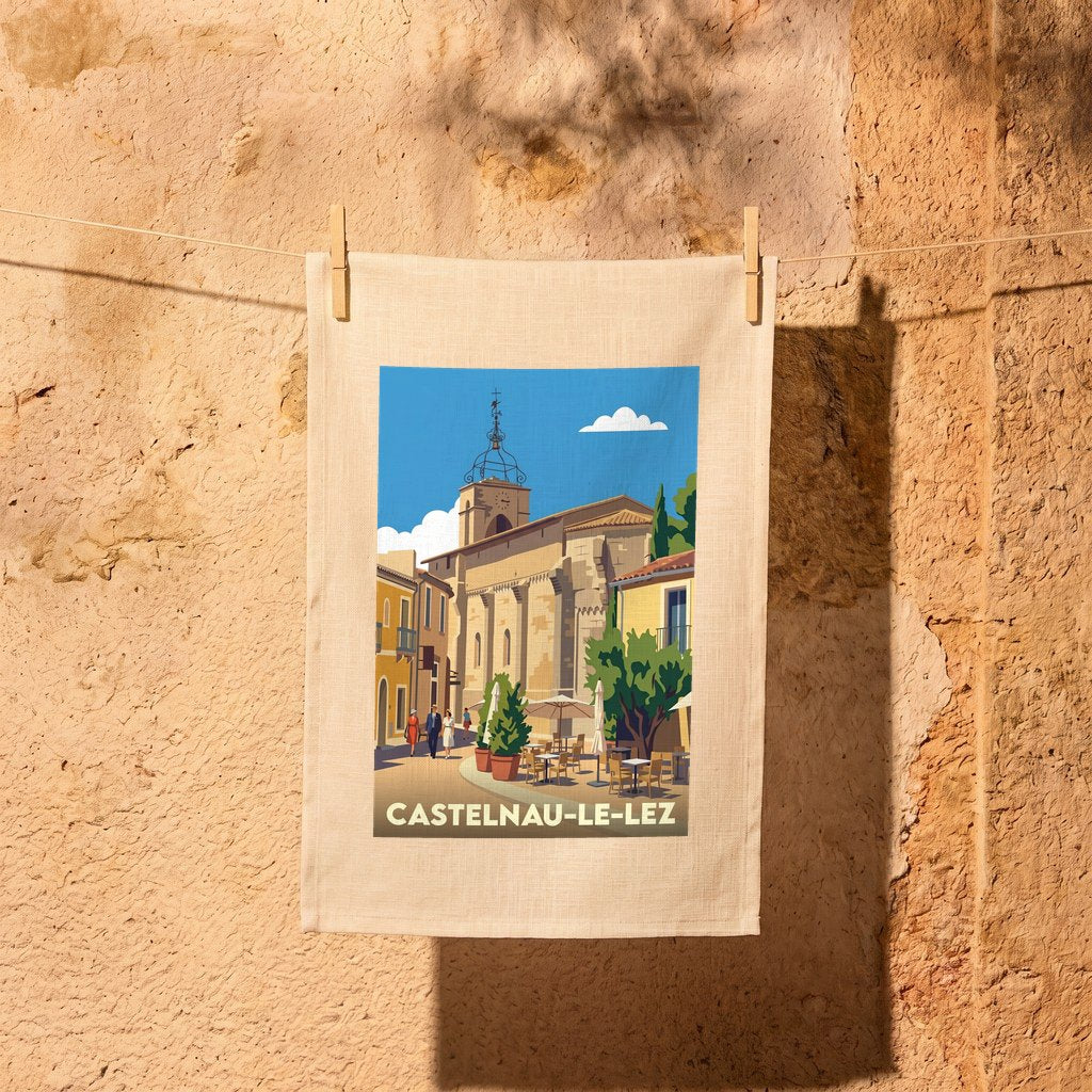 Torchon souvenir de la ville de Castelnau-le-Lez avec une illustration stylisée de son centre historique.