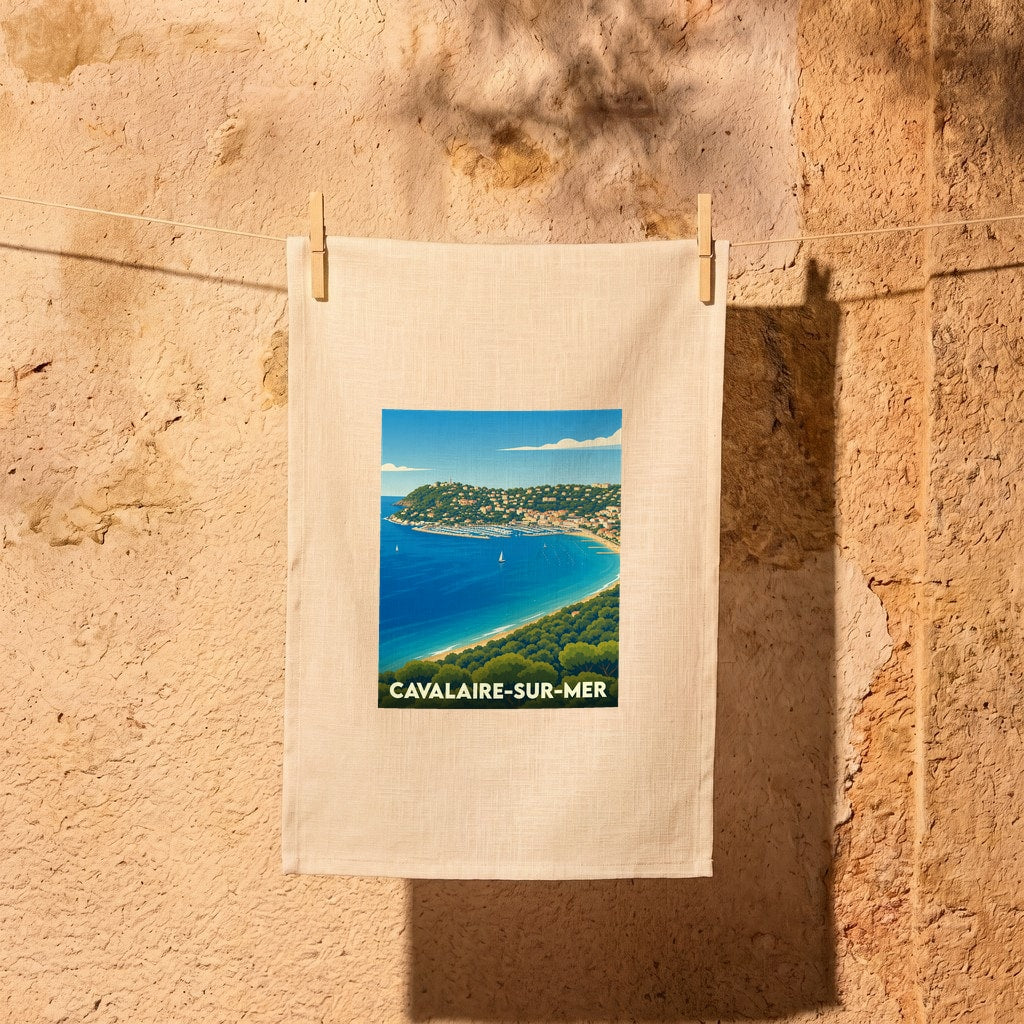 Torchon souvenir de la ville de Cavalaire-sur-Mer avec une illustration stylisée de sa baie.