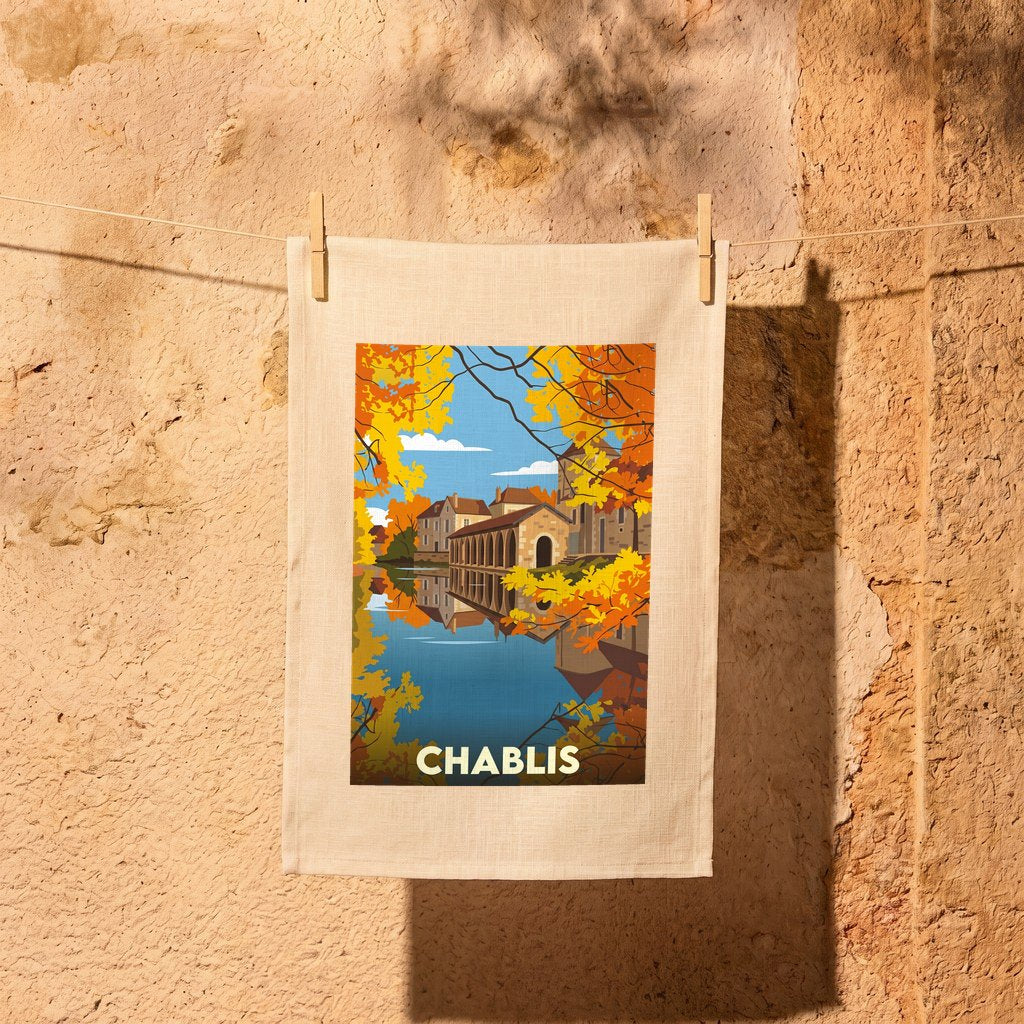 Torchon souvenir de la ville de Chablis avec une illustration stylisée de son architecture se reflétant dans l'eau.