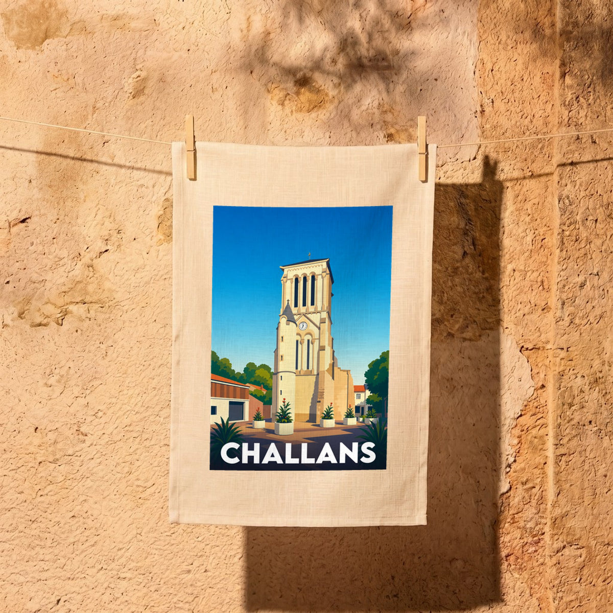 Torchon souvenir de la ville de Challans avec une illustration stylisée de son clocher.