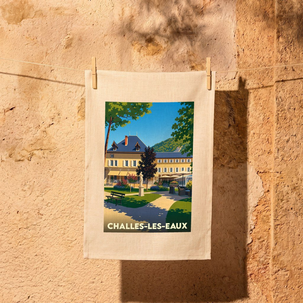 Torchon souvenir de la ville de Challes-les-Eaux avec une illustration stylisée d'un parc thermal.