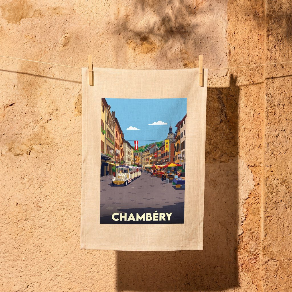 Torchon souvenir de la ville de Chambéry avec une illustration stylisée d'une rue animée.