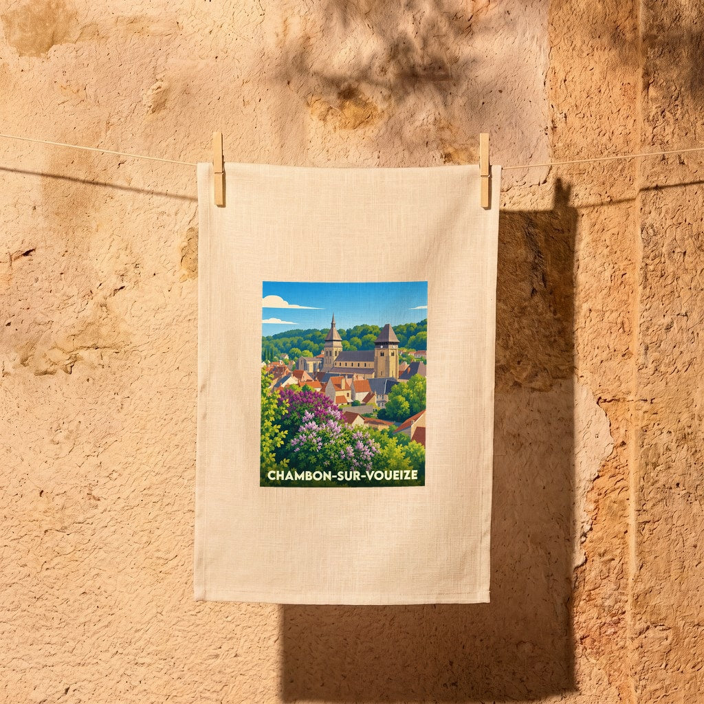 Torchon souvenir de la ville de Chambon-sur-Voueize avec une illustration stylisée d'un paysage urbain fleuri.