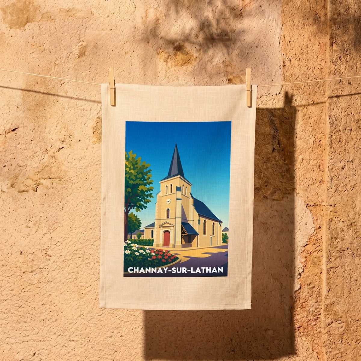 Torchon souvenir de la ville de Channay-sur-Lathan avec une illustration stylisée de son église.