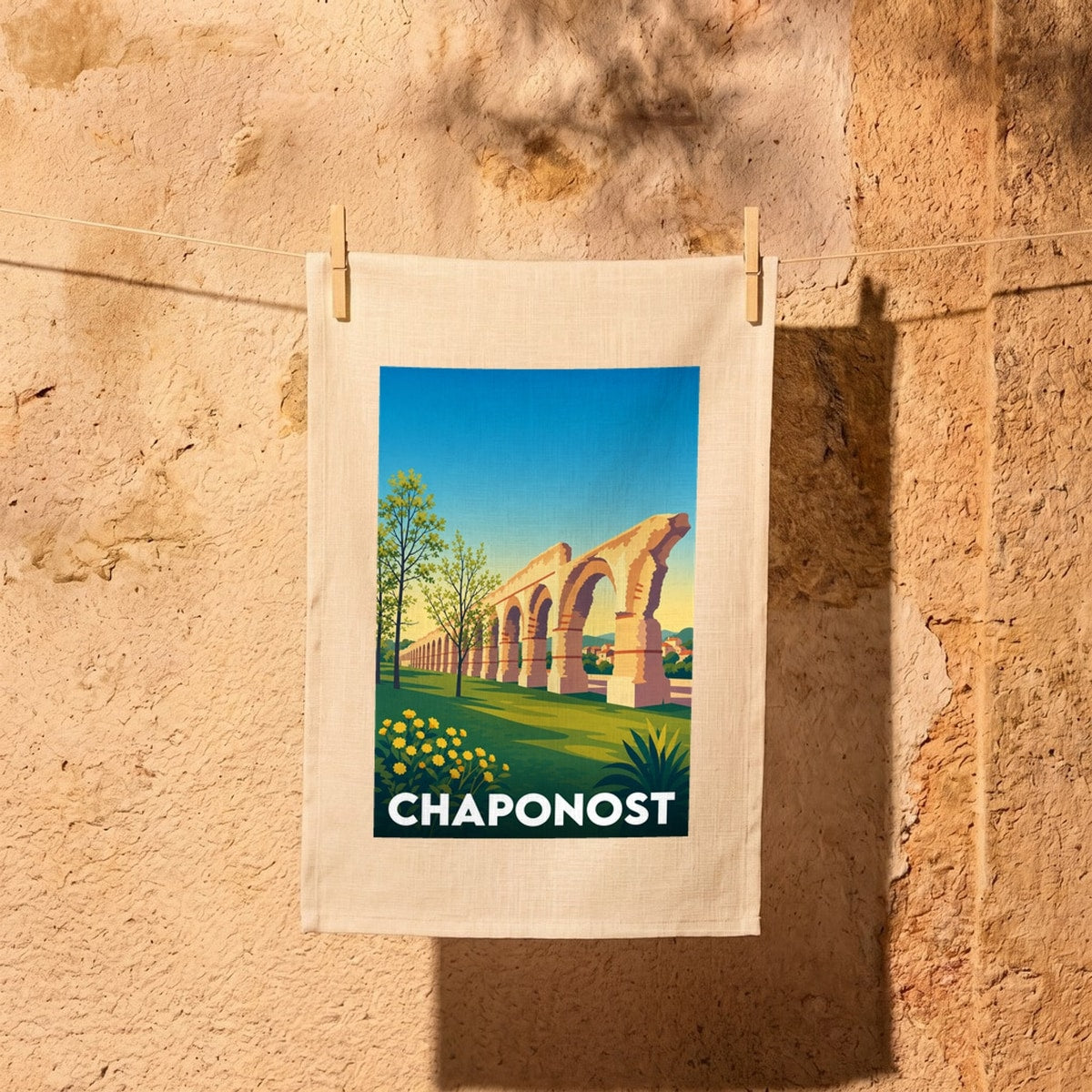 Torchon souvenir de la ville de Chaponost illustré d'un dessin stylisé de l'aqueduc romain.