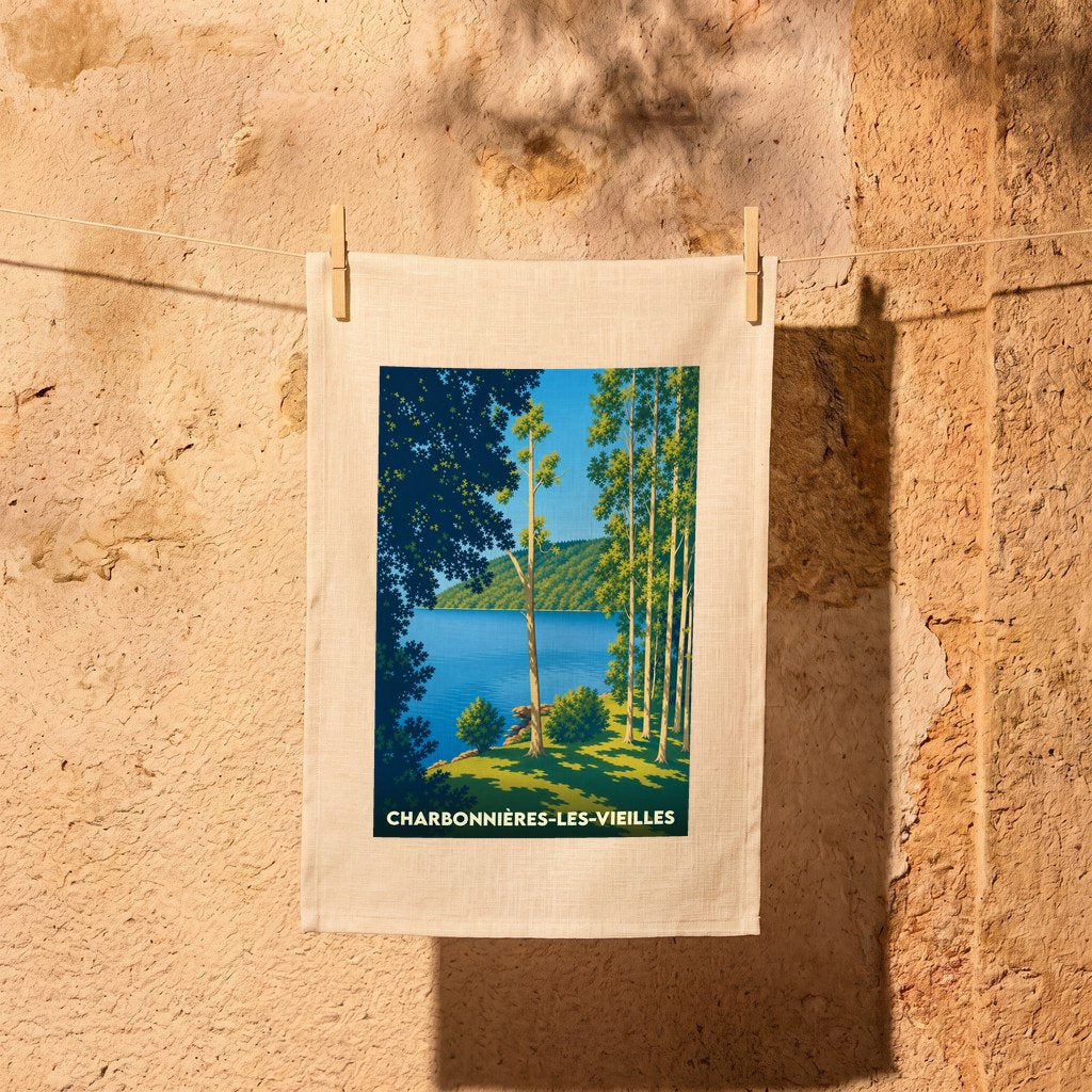 Torchon souvenir de la ville de Charbonnières-les-Vieilles avec une illustration stylisée de son lac et de sa forêt.