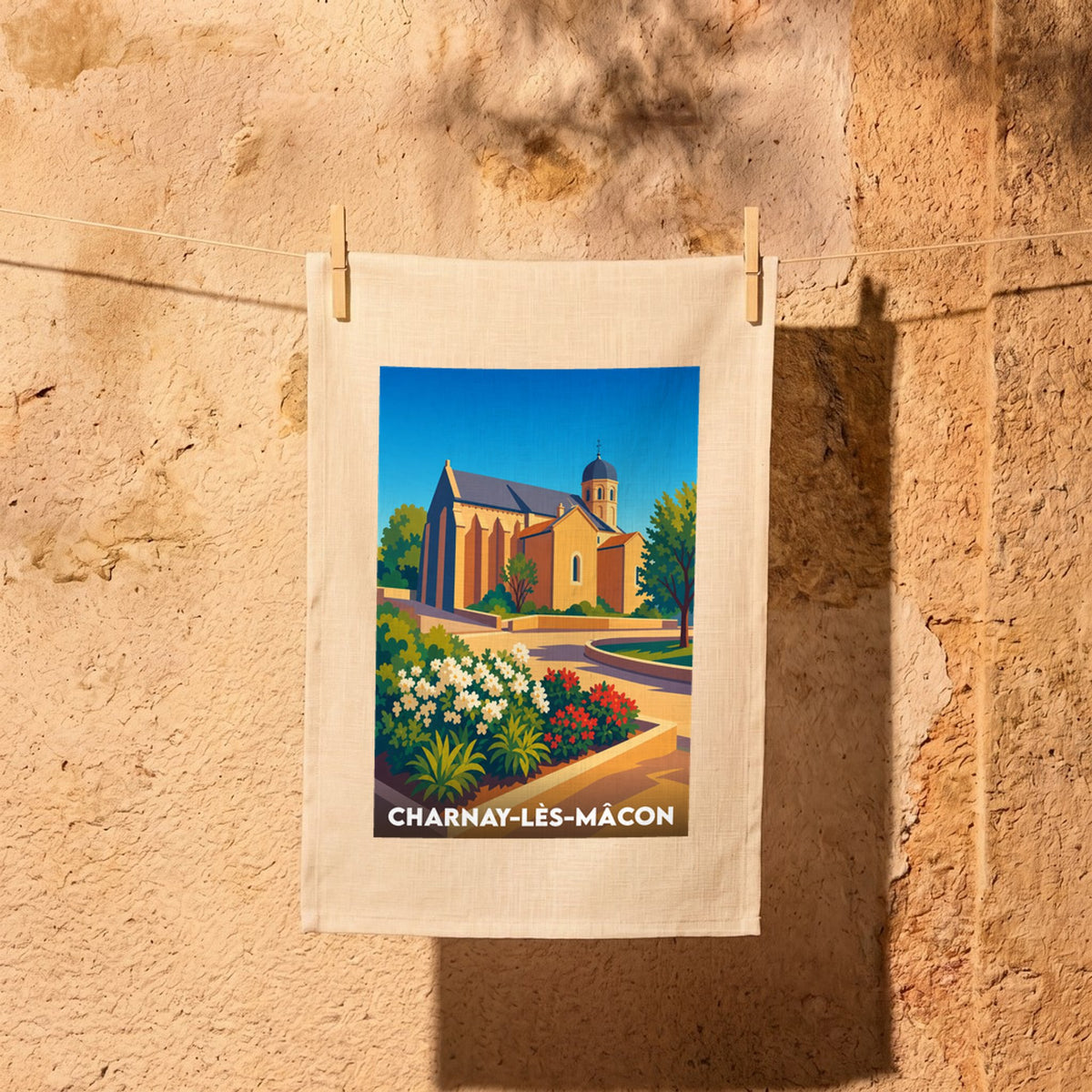 Torchon souvenir de la ville de Charnay-lès-Mâcon illustré d'une église de style vintage.
