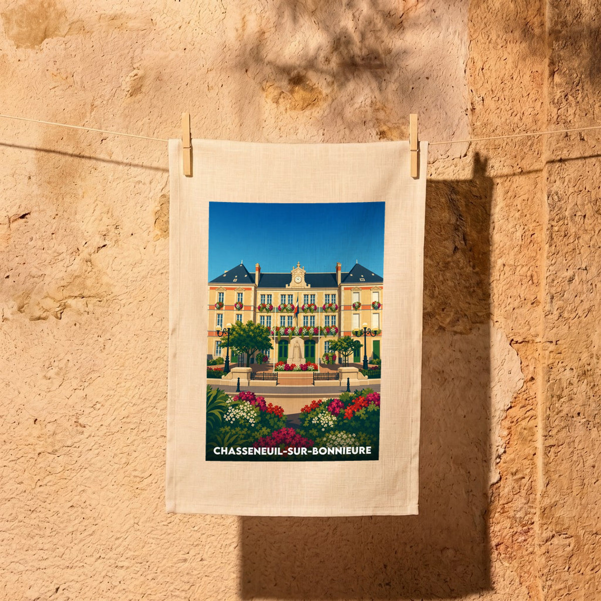 Torchon souvenir de la ville de Chasseneuil-sur-Bonnieure avec une illustration stylisée de son hôtel de ville.