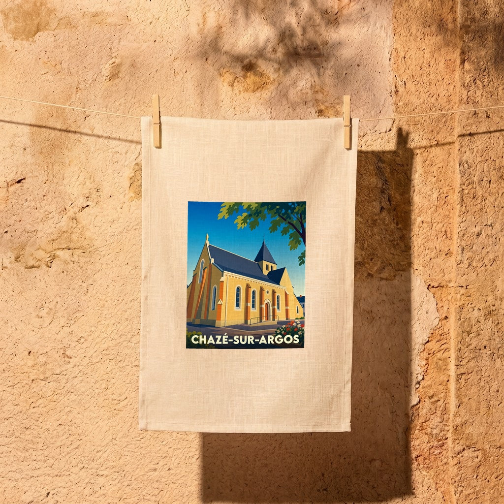 Torchon souvenir de la ville de Chazé-sur-Argos avec une illustration stylisée de son église.