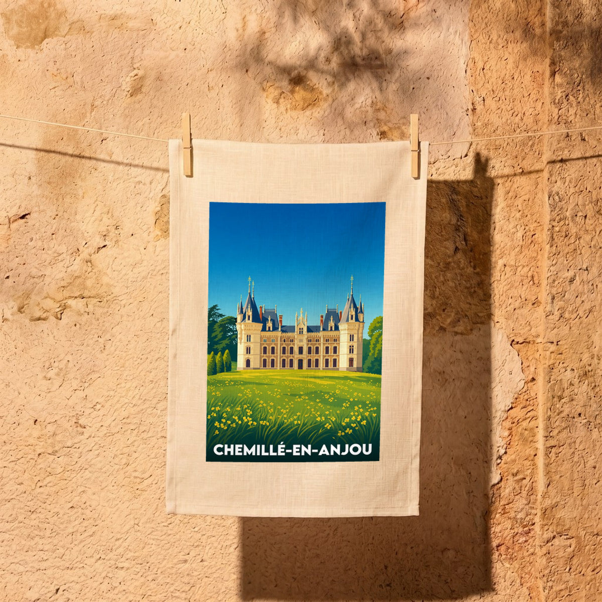 Torchon souvenir de la ville de Chemillé-en-Anjou avec une illustration stylisée d'un château.