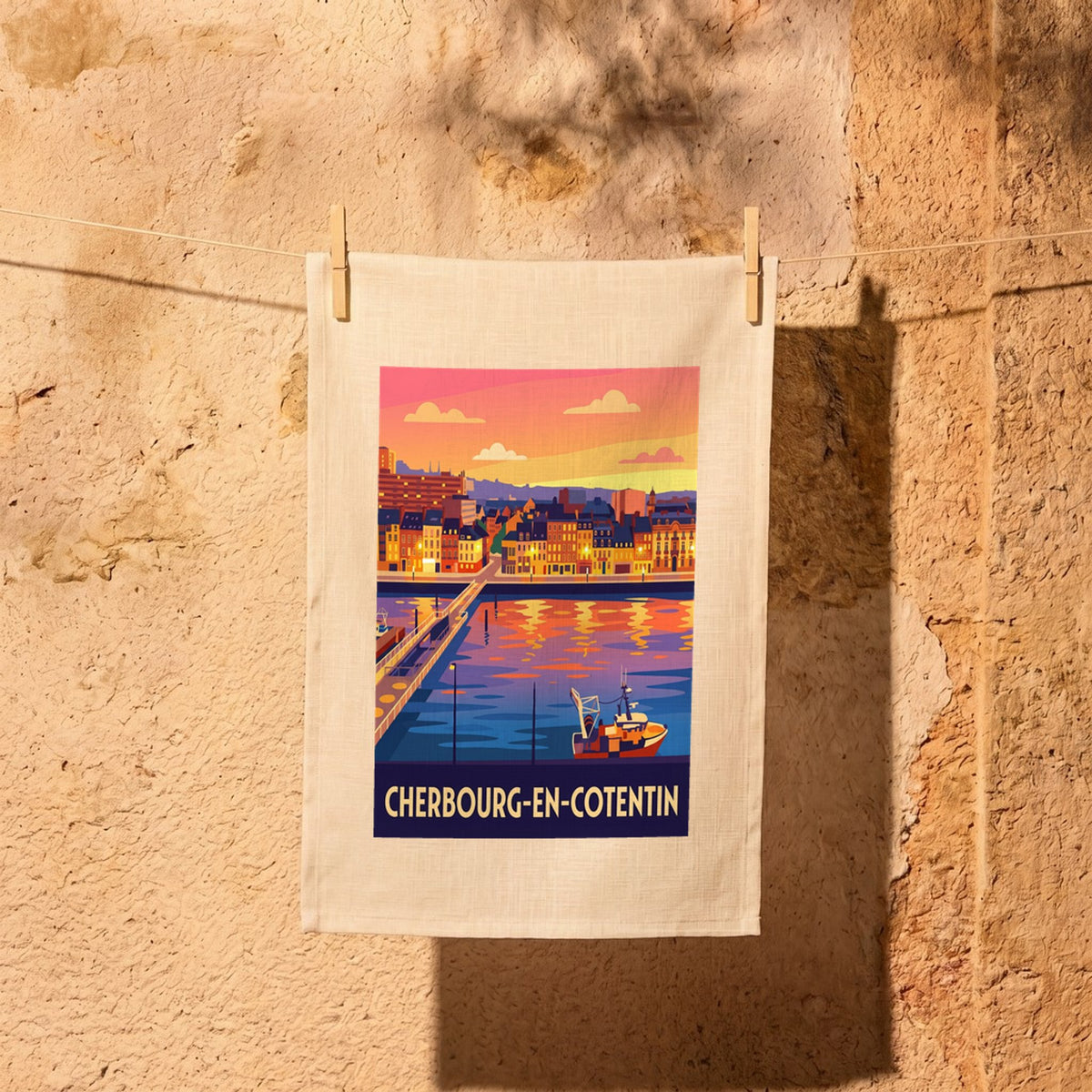 Torchon souvenir de la ville de Cherbourg-en-Cotentin avec une illustration stylisée du port au coucher du soleil.