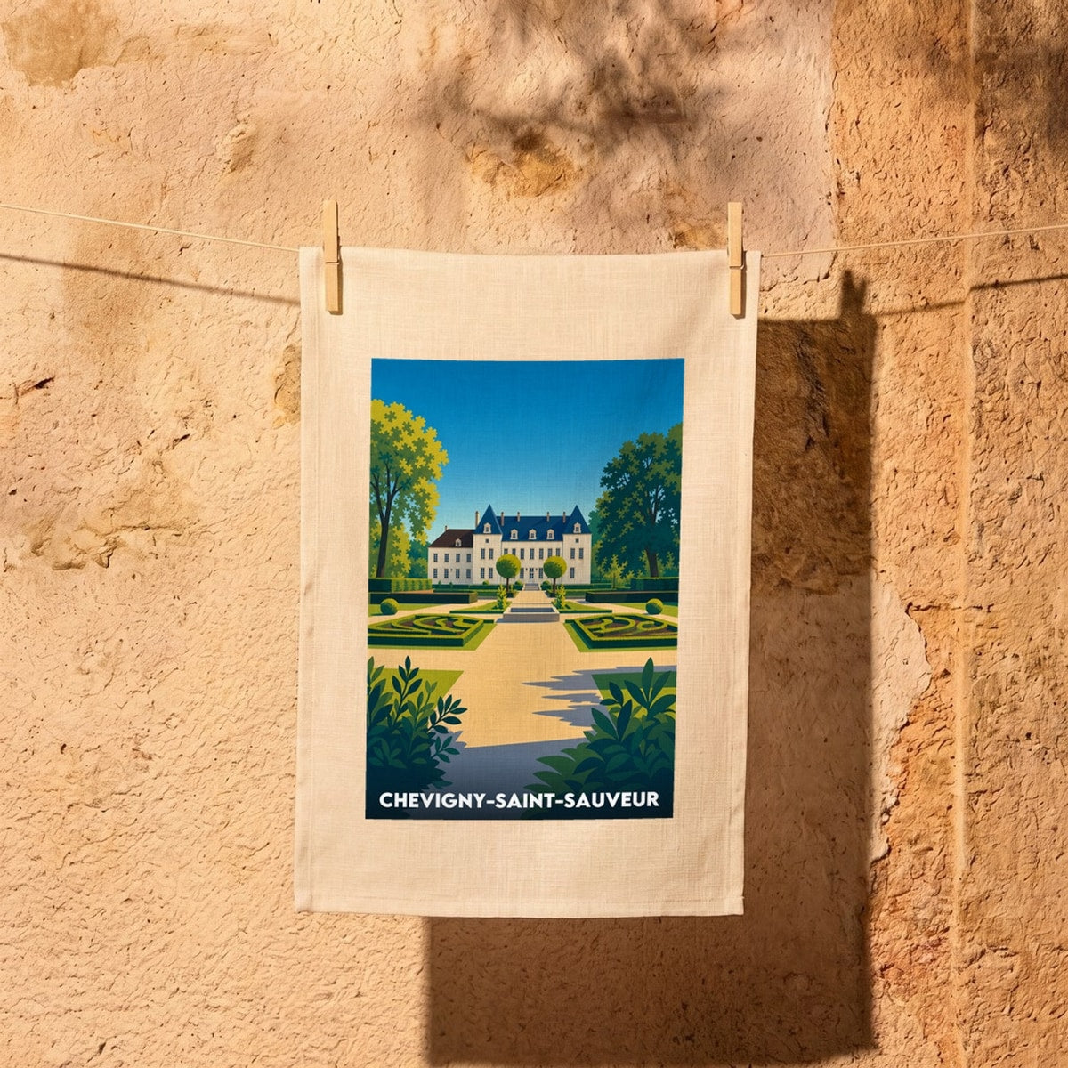 Torchon souvenir de la ville de Chevigny-Saint-Sauveur avec une illustration stylisée de son château et ses jardins.