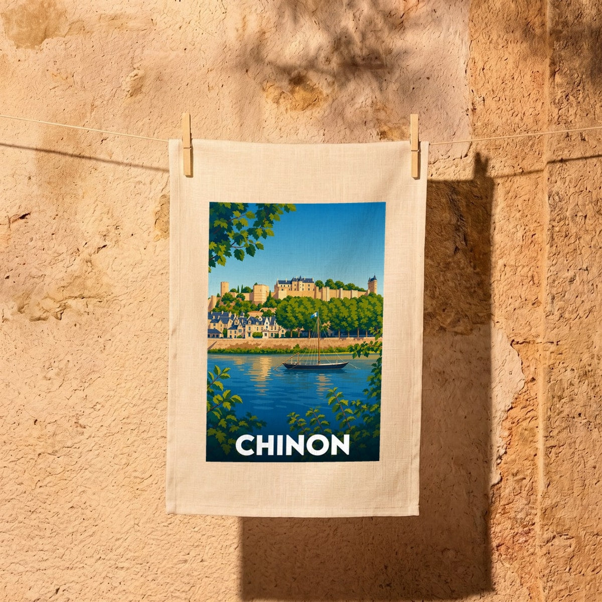Torchon souvenir de la ville de Chinon illustrant son château médiéval et la Vienne dans un style vintage.